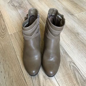 White mountain ankle boots Size 8